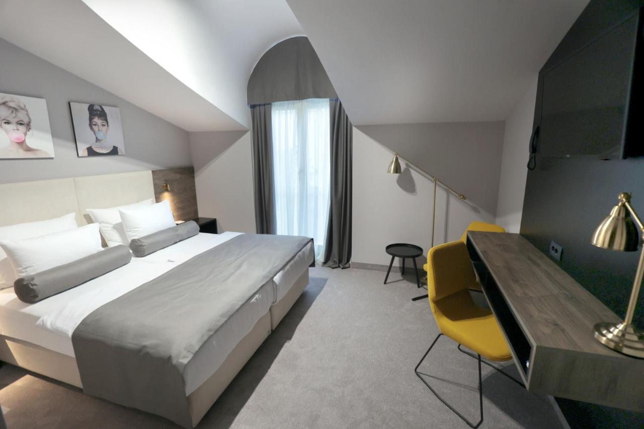 Hotel Milenij Макарска Екстериор снимка