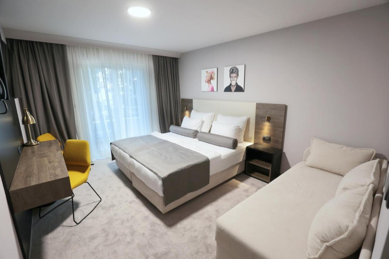 Hotel Milenij Макарска Екстериор снимка